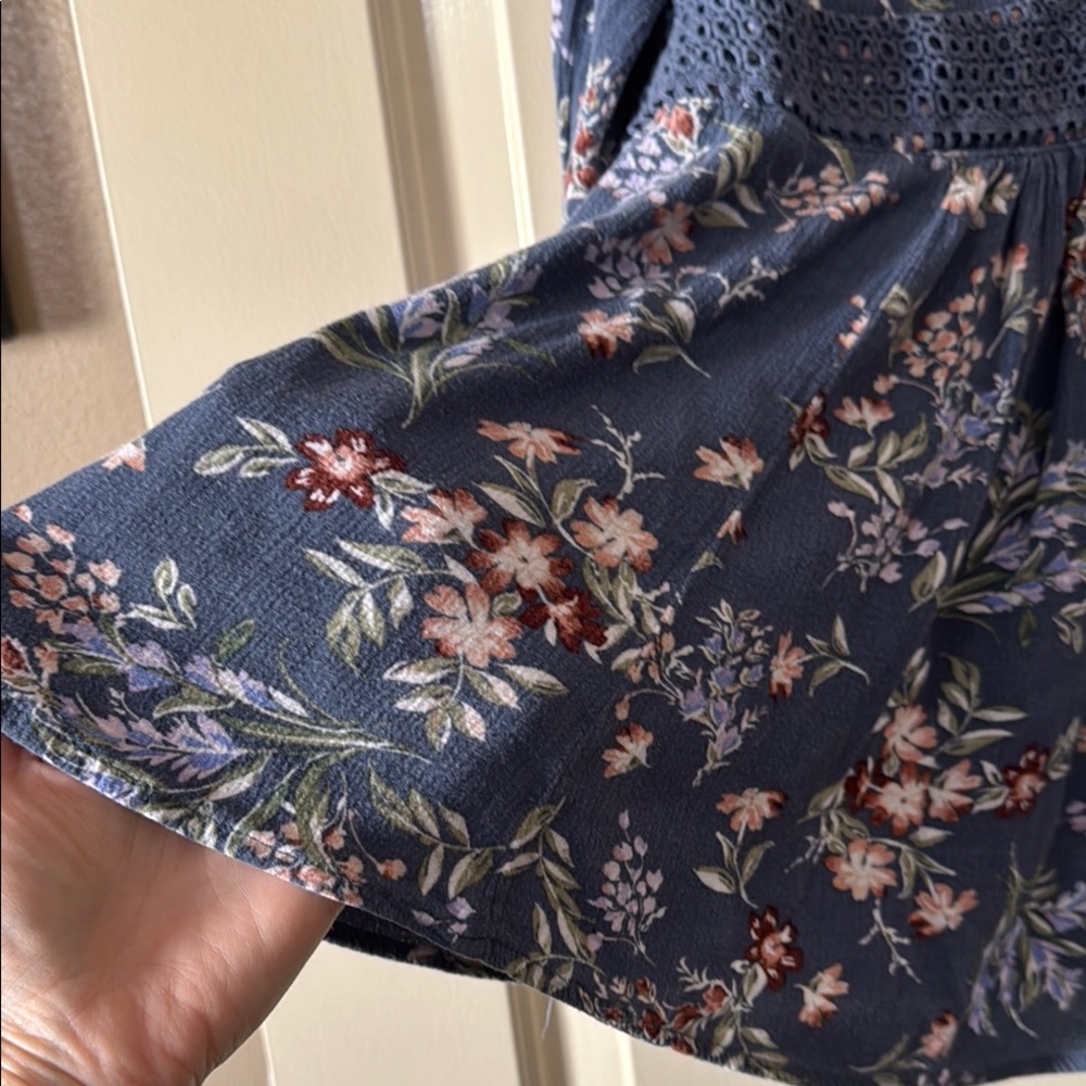 Torrid Blue Gray Bell Sleeve Floral Tunic with Bib Collar Blouse 1X - Picture 3 of 9